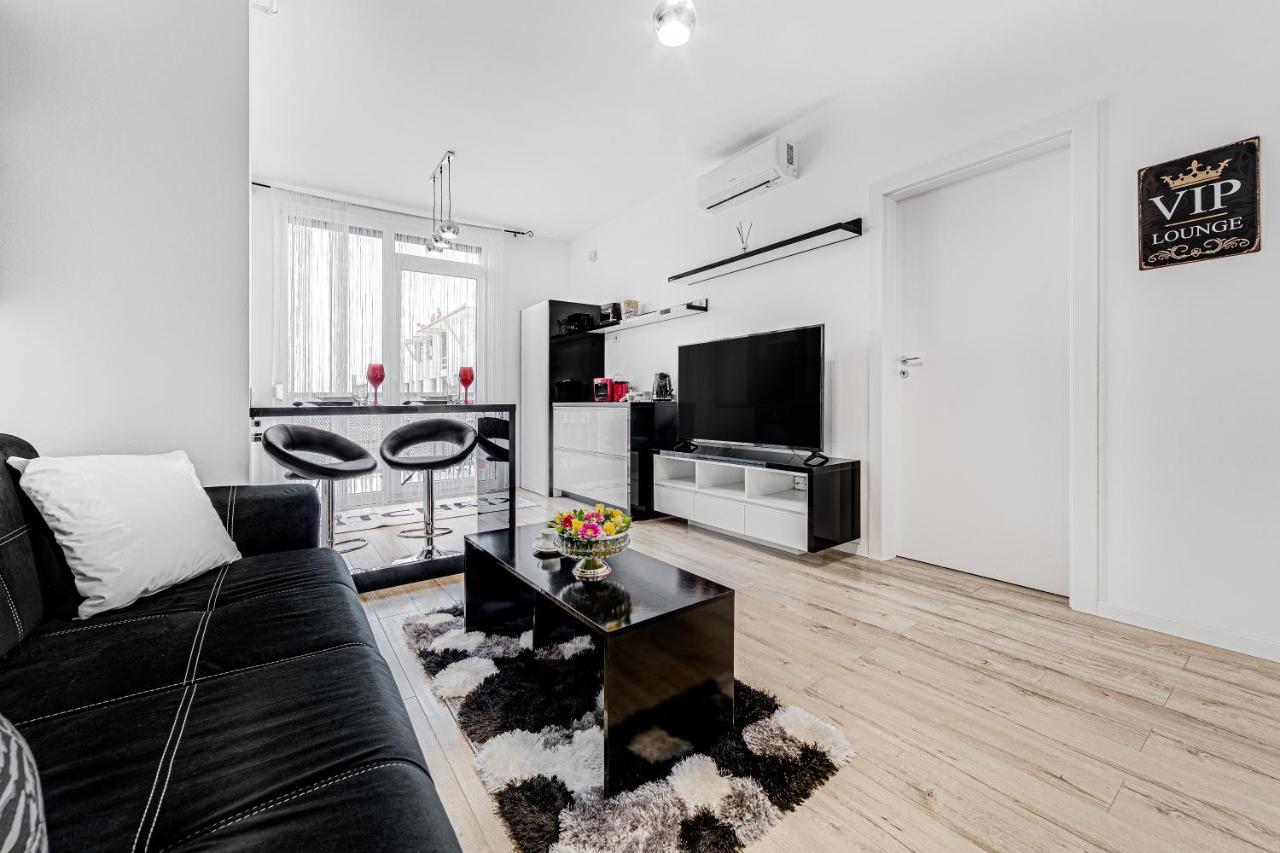 Ari Cinema Apartament With 2M Videoproiector Appartement Arad Buitenkant foto